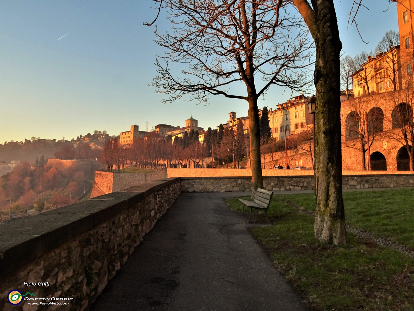 60 Il Viale delle mura si colora di tramonto.JPG